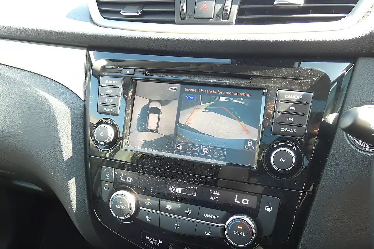 Used 2019 Nissan Qashqai N-Connecta Storm White - Interior and Exterior details 12