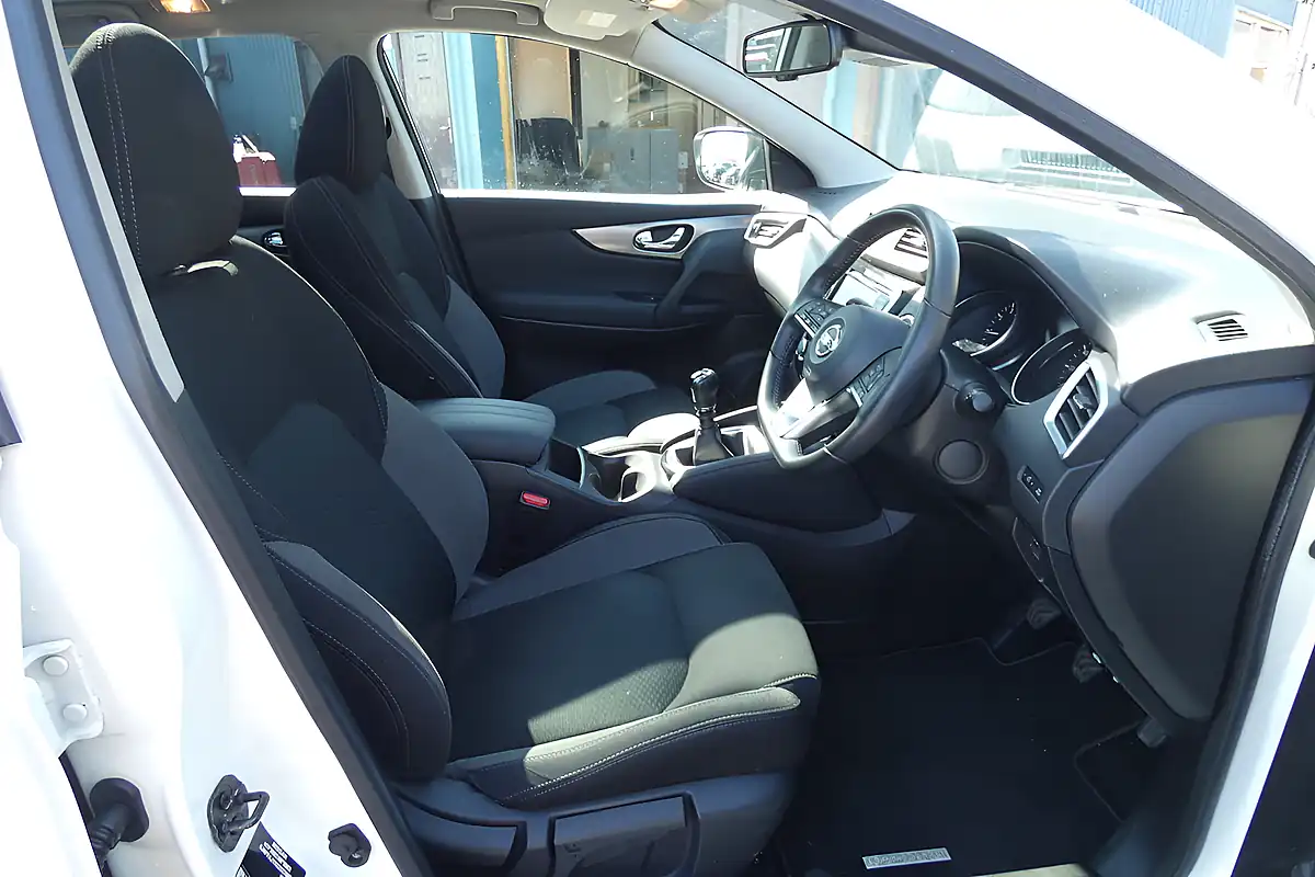 Used 2019 Nissan Qashqai N-Connecta Storm White - Interior and Exterior details 8