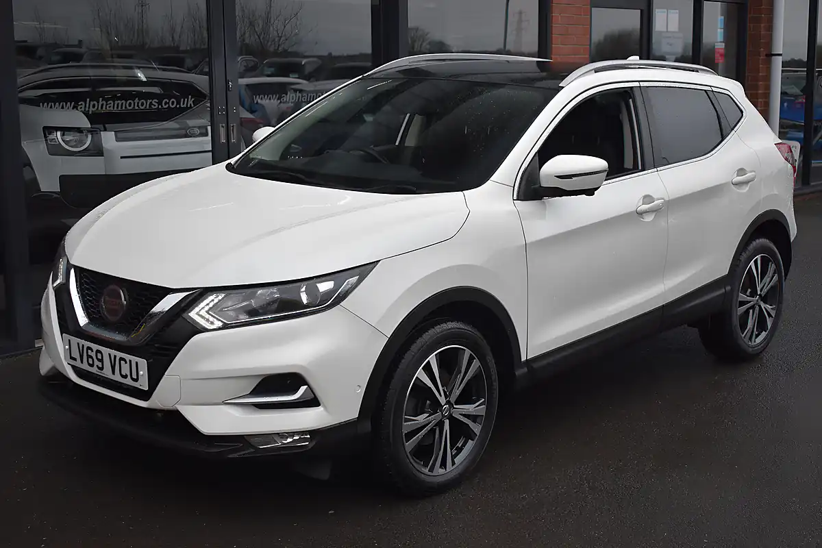 Used 2019 Nissan Qashqai N-Connecta Storm White - Interior and Exterior details 10