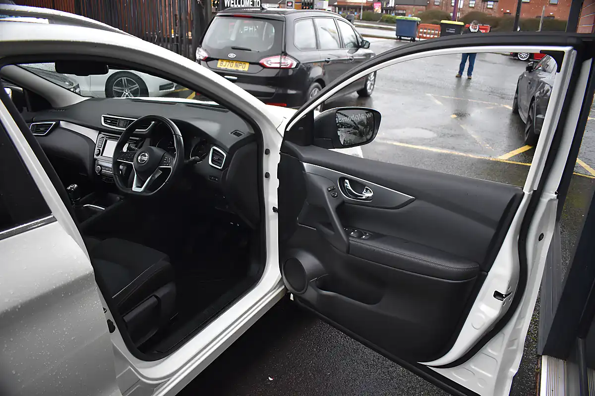 Used 2019 Nissan Qashqai N-Connecta Storm White - Interior and Exterior details 11