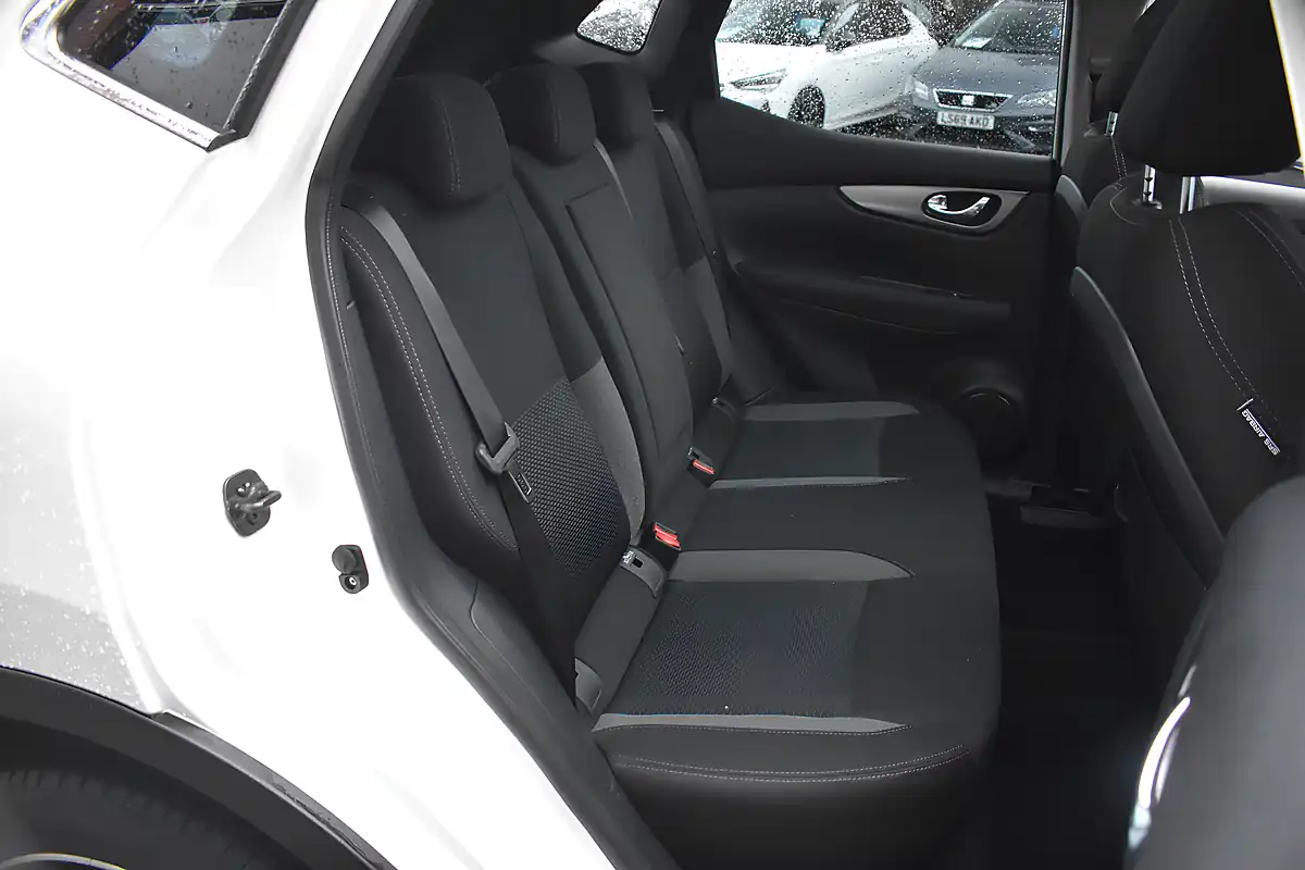 Used 2019 Nissan Qashqai N-Connecta Storm White - Interior and Exterior details 12