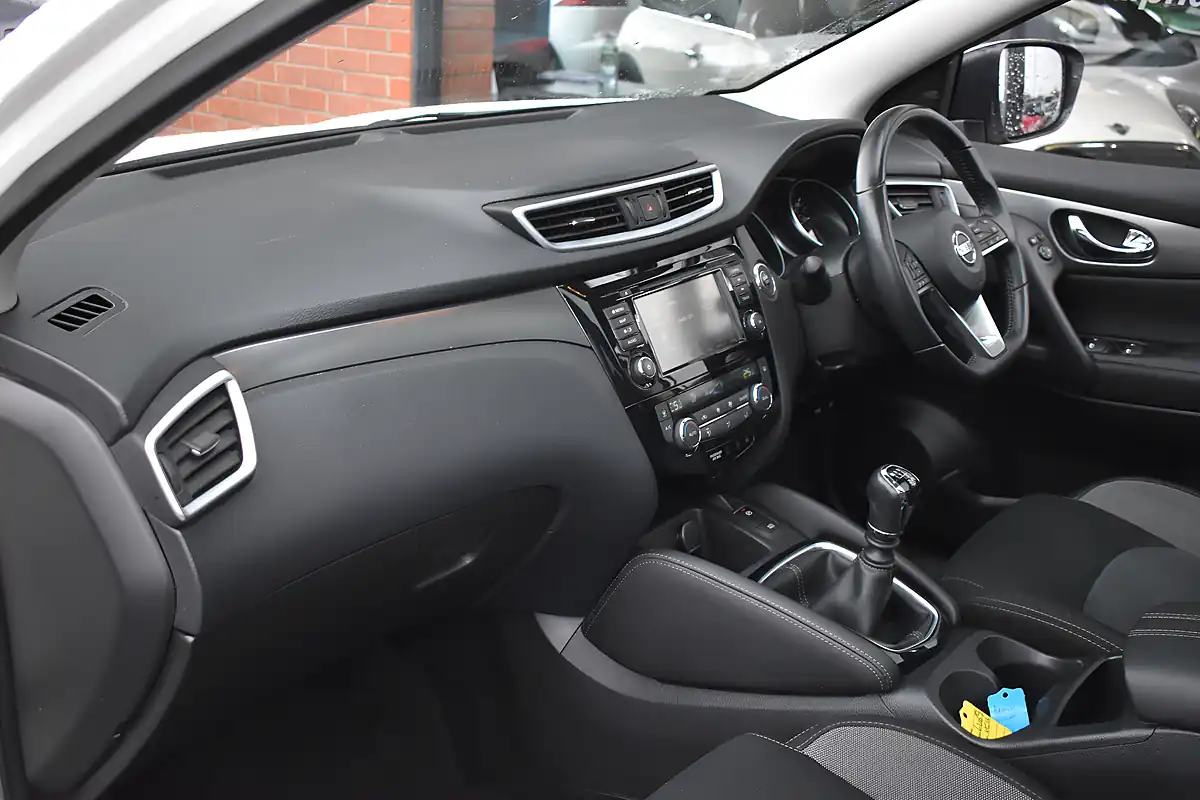 Used 2019 Nissan Qashqai N-Connecta Storm White - Interior and Exterior details 13