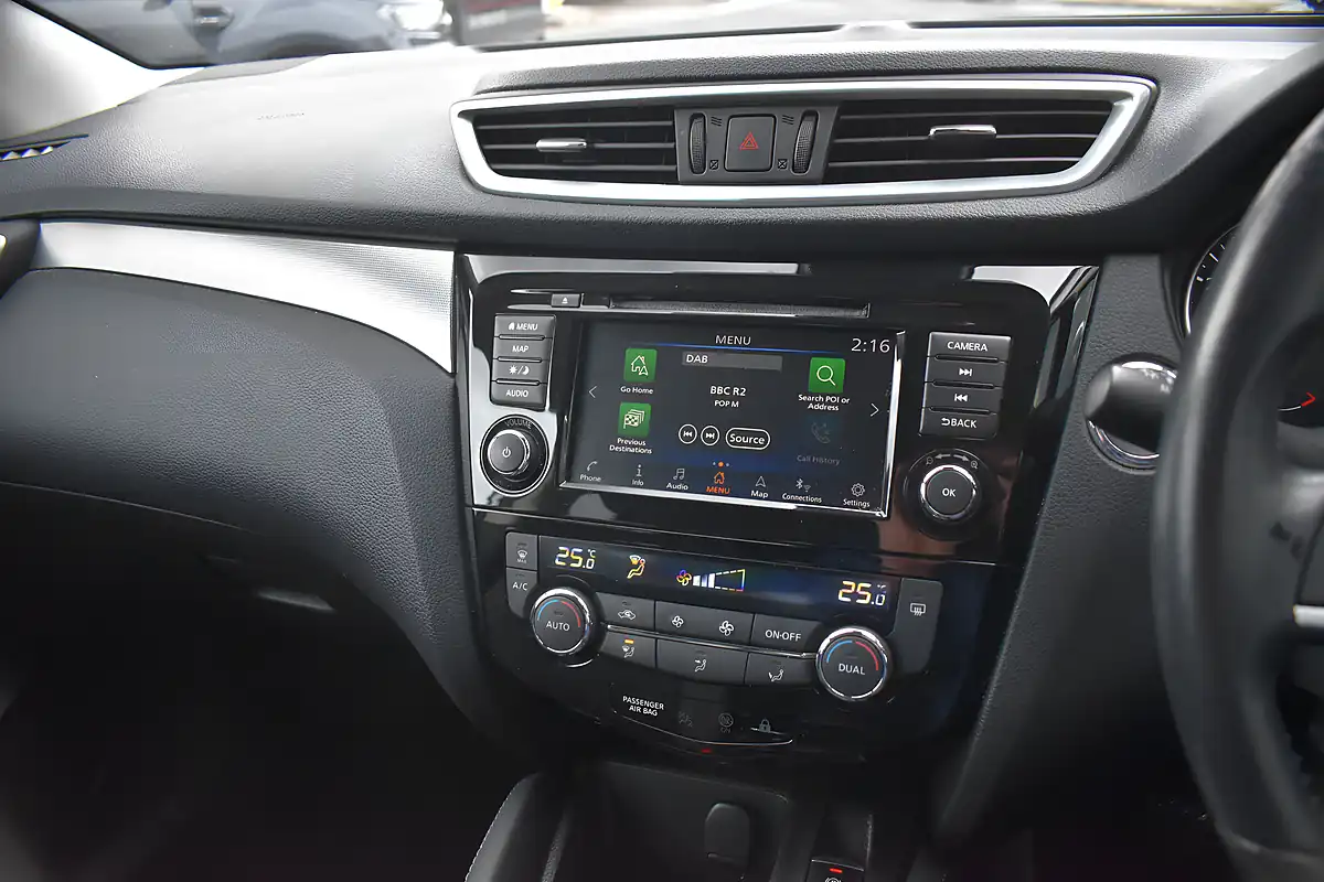 Used 2019 Nissan Qashqai N-Connecta Storm White - Interior and Exterior details 16