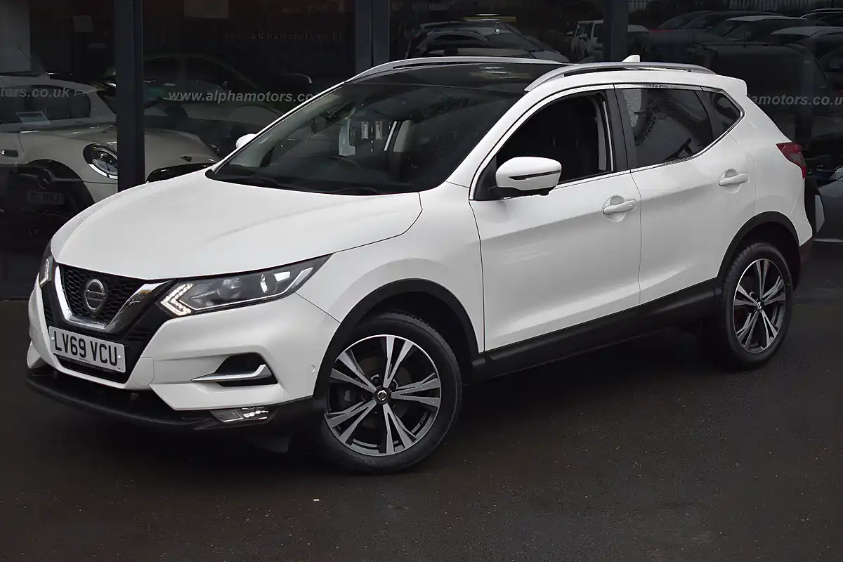 Used 2019 Nissan Qashqai N-Connecta Storm White - Interior and Exterior details 4