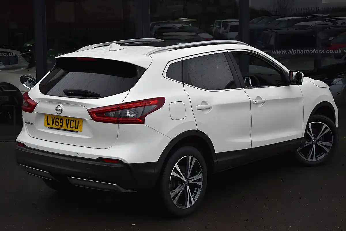 Used 2019 Nissan Qashqai N-Connecta Storm White - Interior and Exterior details 5