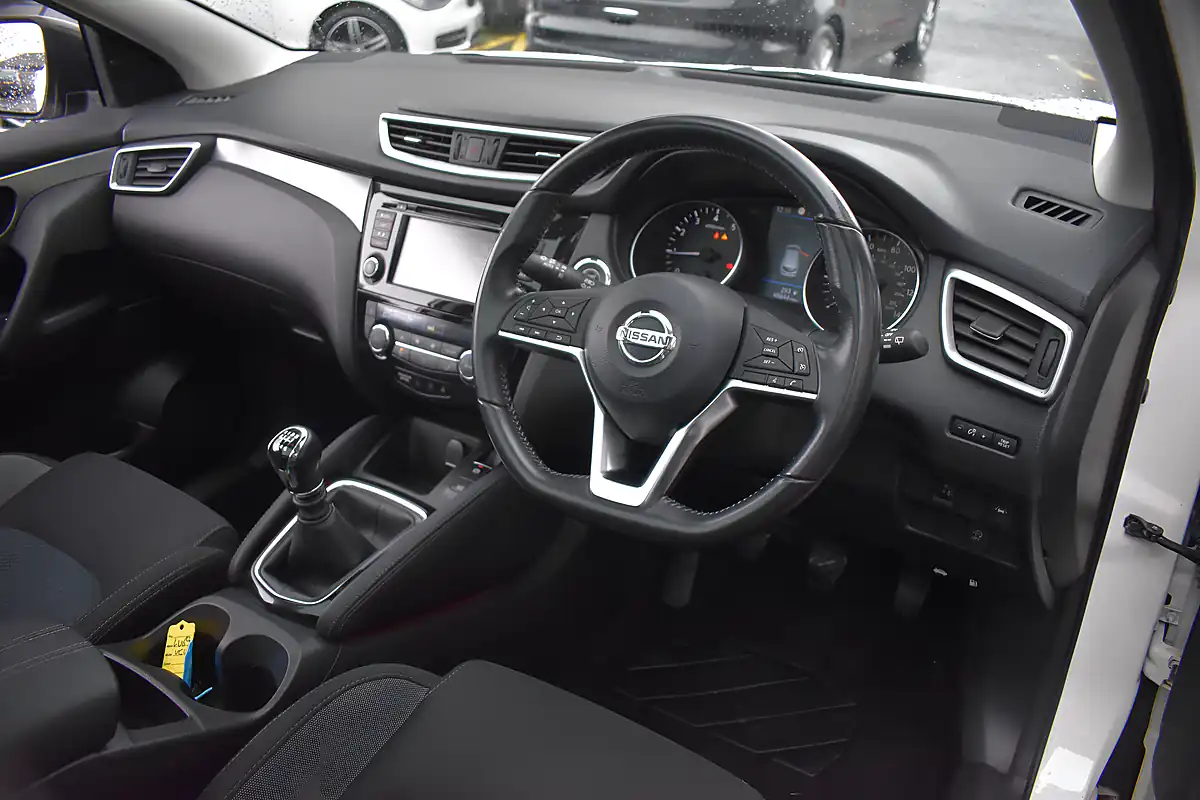 Used 2019 Nissan Qashqai N-Connecta Storm White - Interior and Exterior details 8