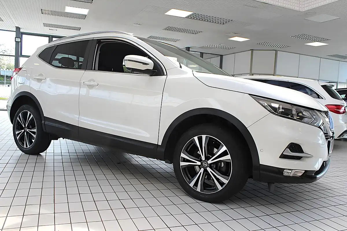 Used 2019 Nissan Qashqai N-Connecta Storm White - Interior and Exterior details 10