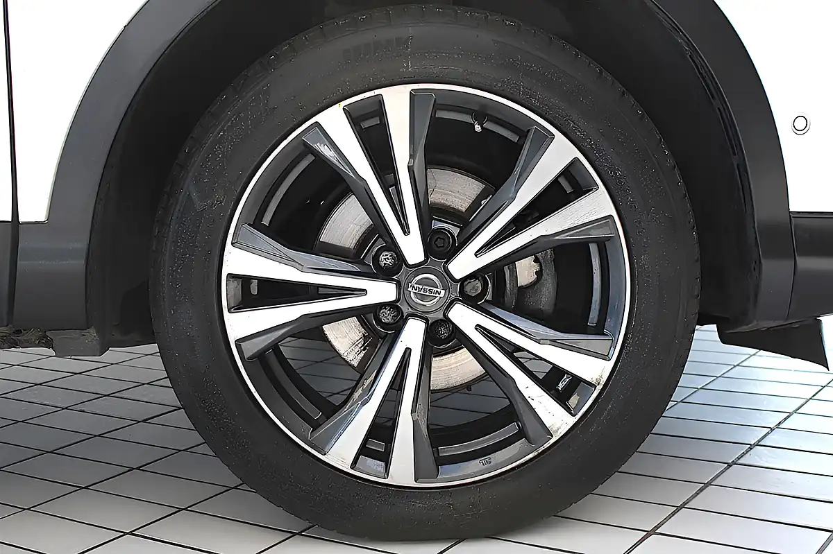 Used 2019 Nissan Qashqai N-Connecta Storm White - Interior and Exterior details 11