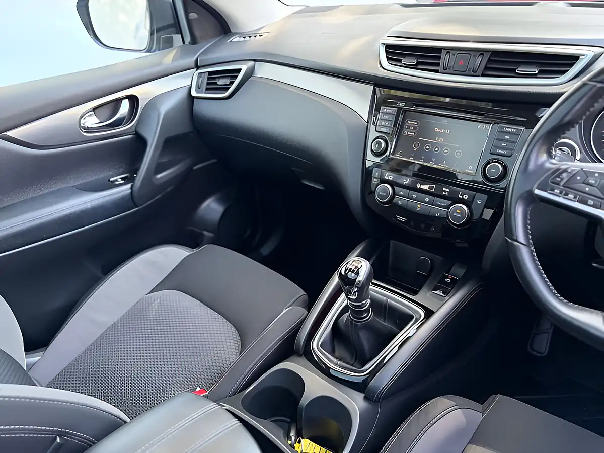 Used 2019 Nissan Qashqai N-Connecta Vivid Blue - Interior and Exterior details 11