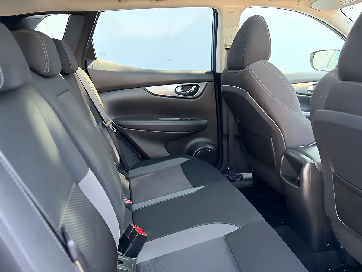 Used 2019 Nissan Qashqai N-Connecta Vivid Blue - Interior and Exterior details 12