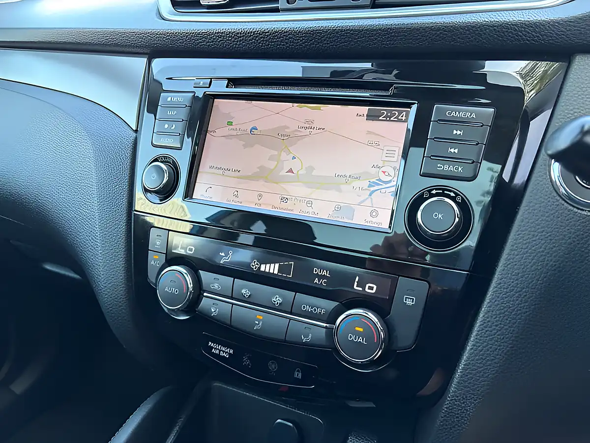 Used 2019 Nissan Qashqai N-Connecta Vivid Blue - Interior and Exterior details 16