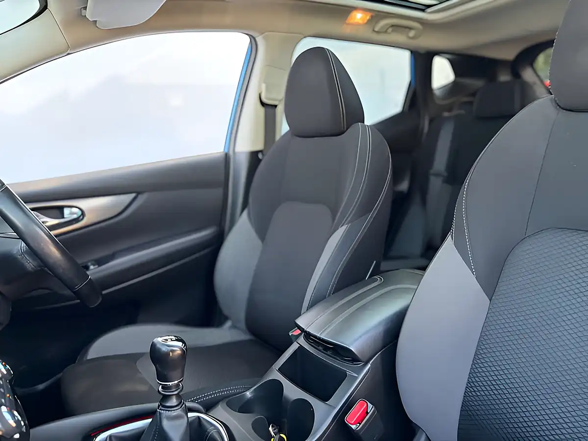 Used 2019 Nissan Qashqai N-Connecta Vivid Blue - Interior and Exterior details 19