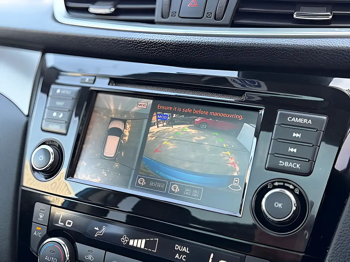 Used 2019 Nissan Qashqai N-Connecta Vivid Blue - Interior and Exterior details 20
