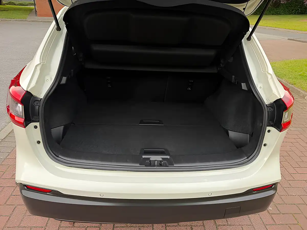Used 2019 Nissan Qashqai N-Connecta White - Interior and Exterior details 12