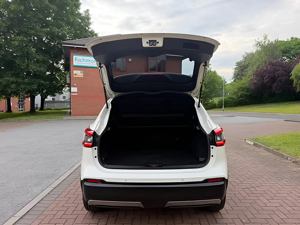 Used 2019 Nissan Qashqai N-Connecta White - Interior and Exterior details 13