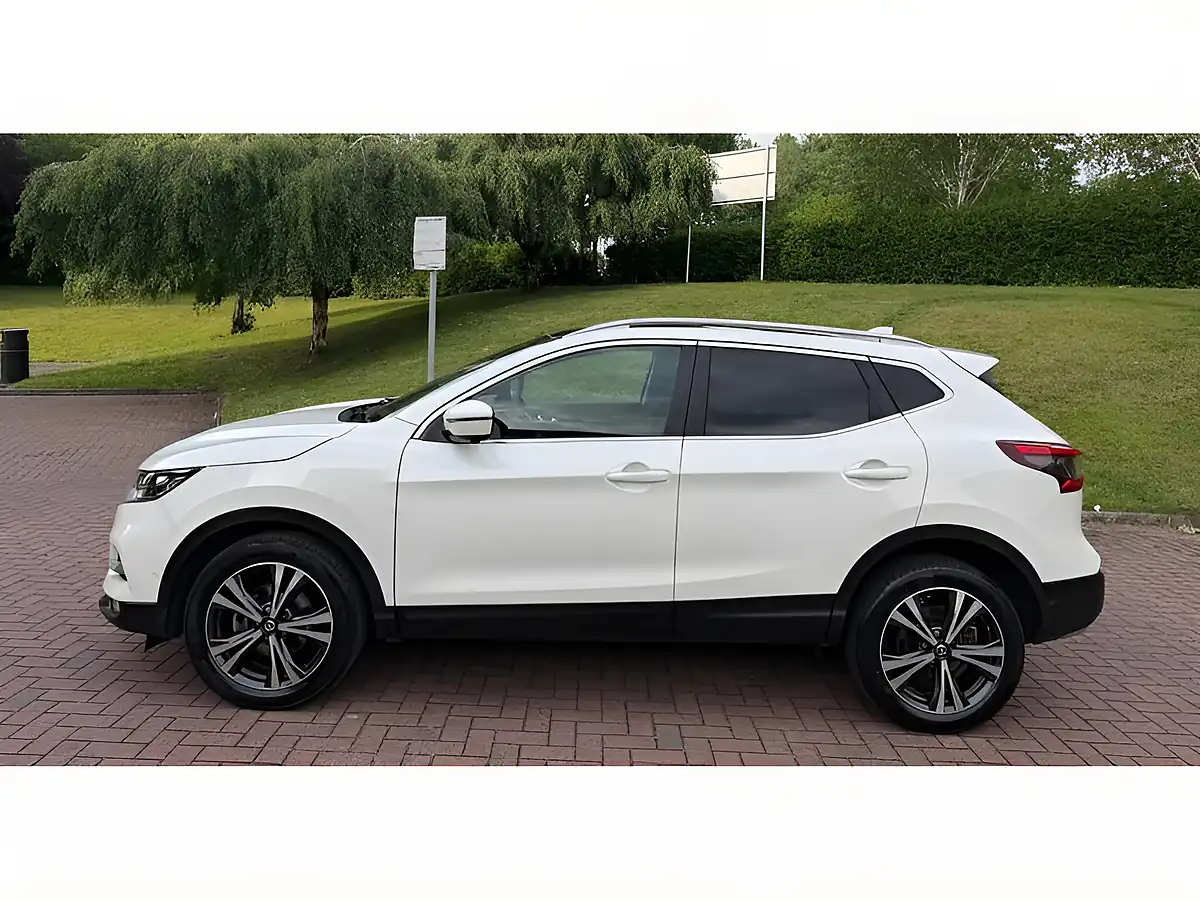 Used 2019 Nissan Qashqai N-Connecta White - Interior and Exterior details 4