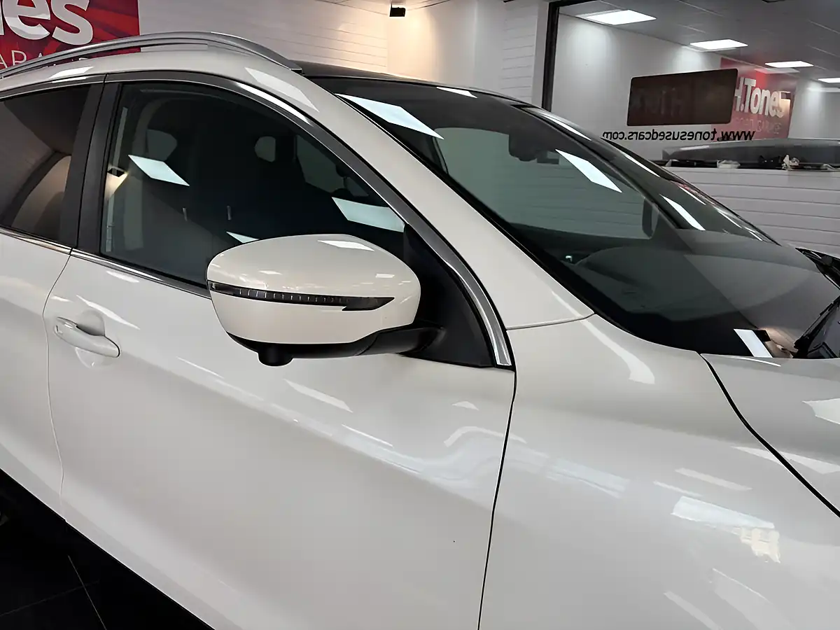 Used 2019 Nissan Qashqai N-Connecta White - Interior and Exterior details 13