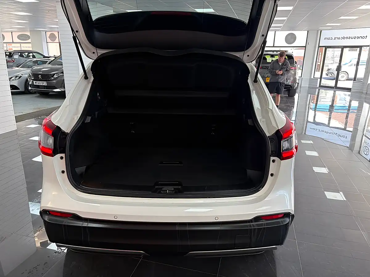 Used 2019 Nissan Qashqai N-Connecta White - Interior and Exterior details 16