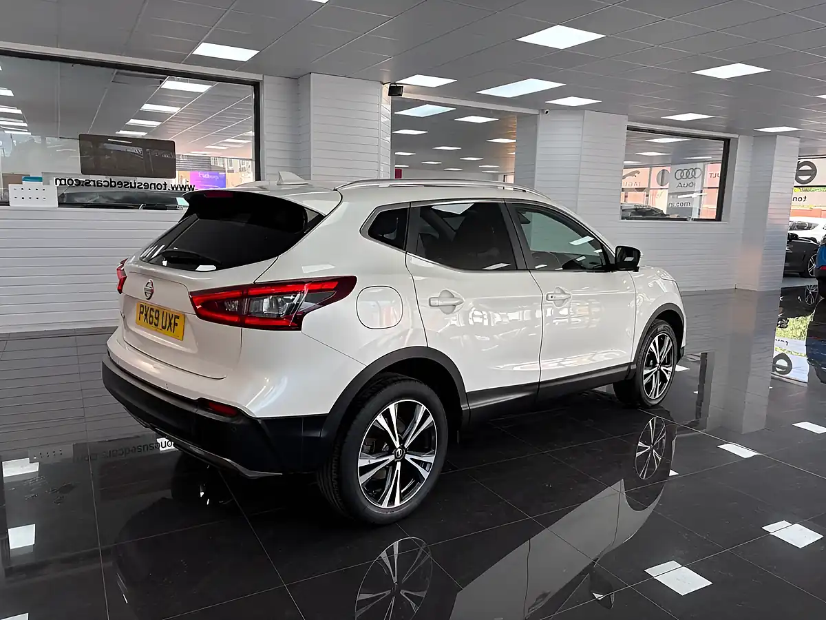 Used 2019 Nissan Qashqai N-Connecta White - Interior and Exterior details 4