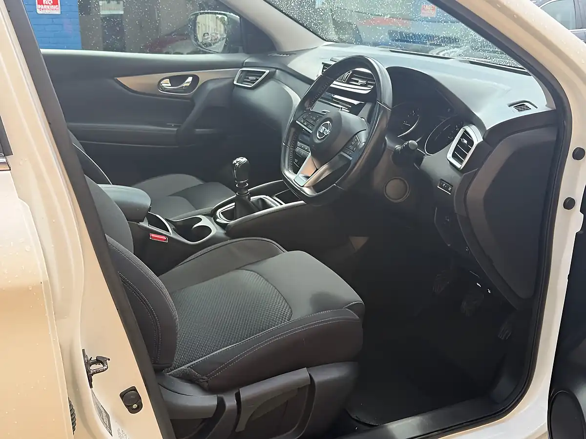 Used 2019 Nissan Qashqai N-Connecta White - Interior and Exterior details 12