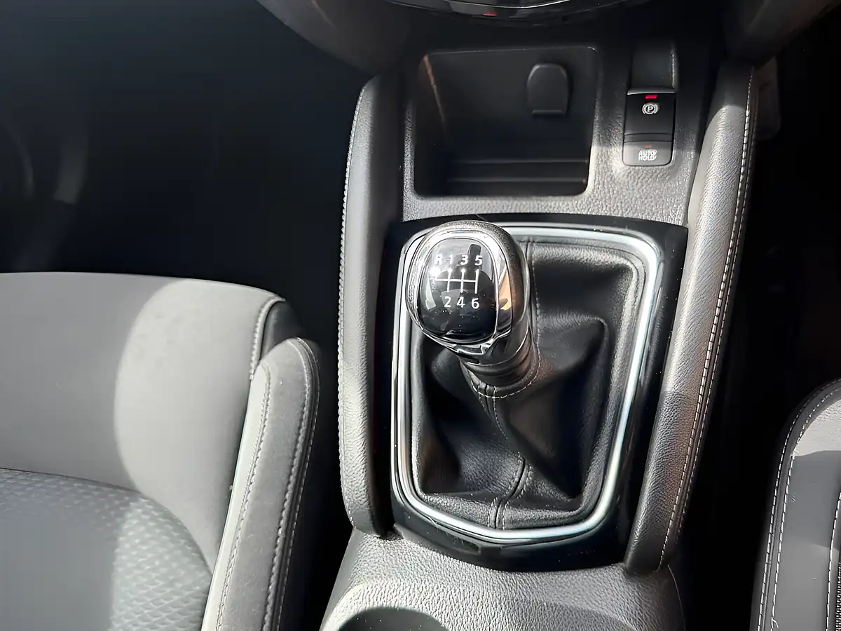 Used 2019 Nissan Qashqai N-Connecta White - Interior and Exterior details 17