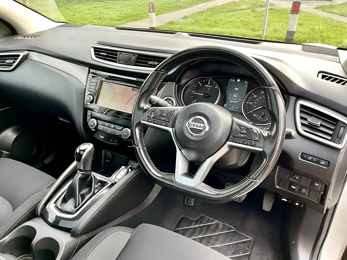 Used 2019 Nissan Qashqai N-Connecta White - Interior and Exterior details 17