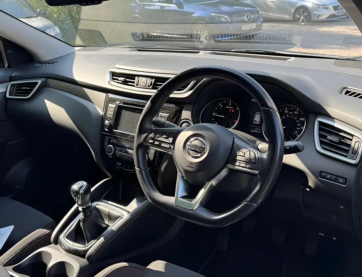Used 2019 Nissan Qashqai N-Motion Gun Metallic - Interior and Exterior details 11