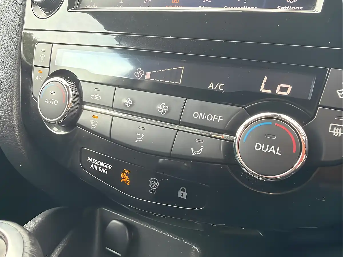 Used 2019 Nissan Qashqai Tekna Black - Interior and Exterior details 14