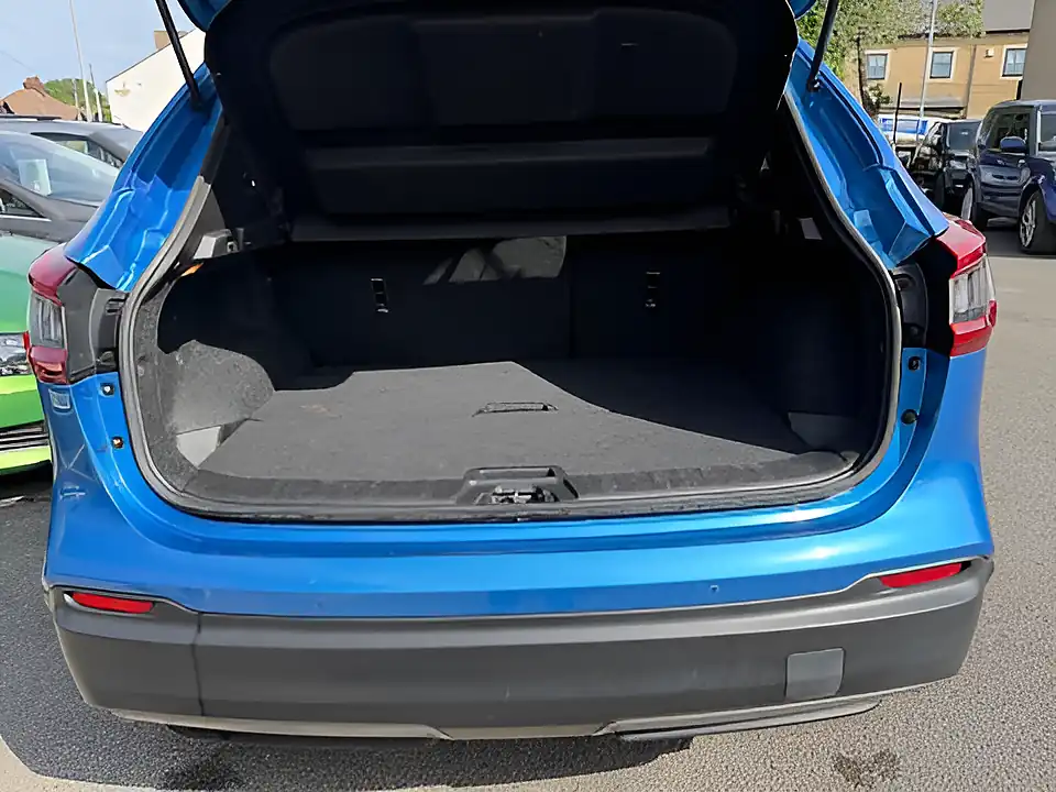 Used 2019 Nissan Qashqai Tekna Blue - Interior and Exterior details 14