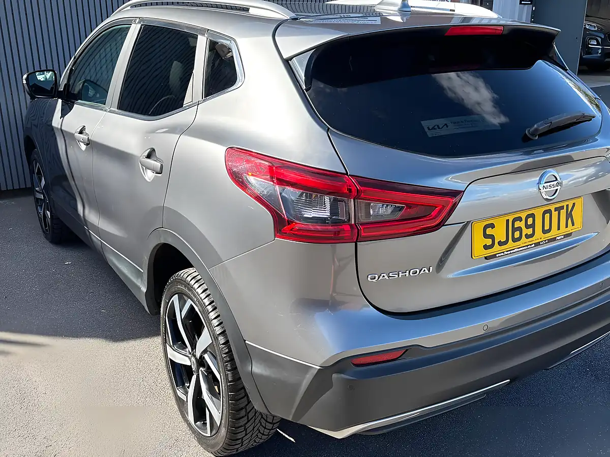 Used 2019 Nissan Qashqai Tekna Grey - Interior and Exterior details 9