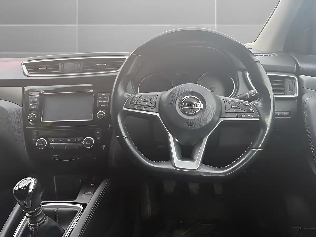 Used 2019 Nissan Qashqai Tekna Red - Interior and Exterior details 11
