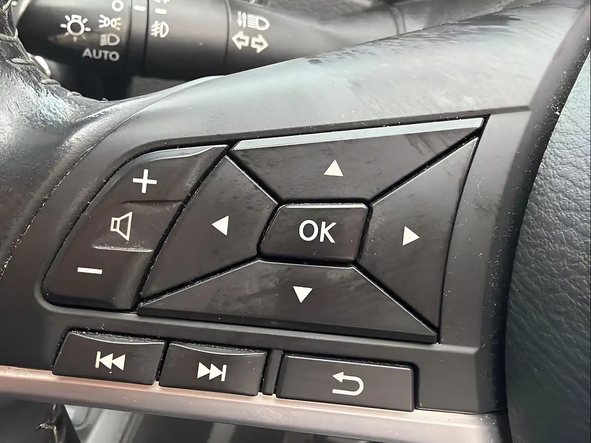 Used 2019 Nissan Qashqai Tekna Red - Interior and Exterior details 13