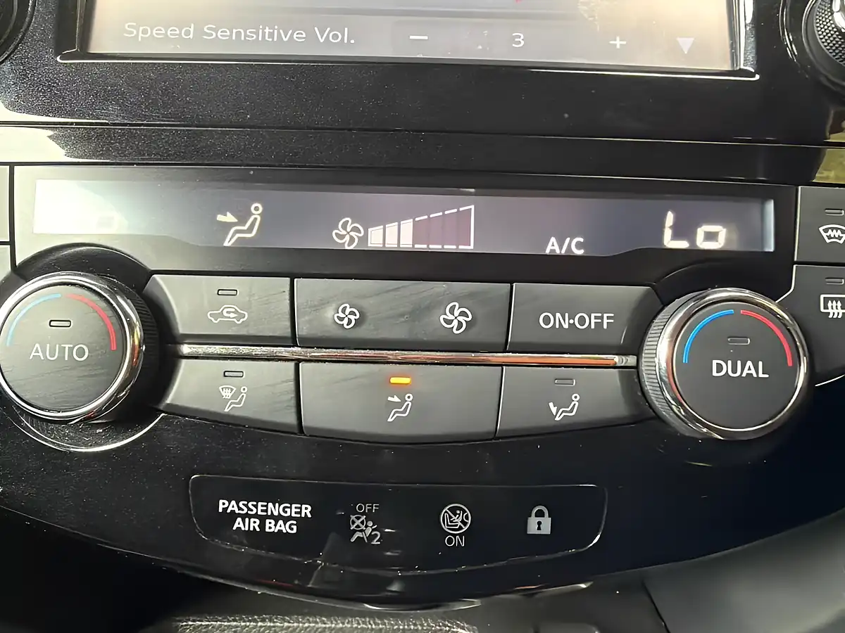 Used 2019 Nissan Qashqai Tekna Red - Interior and Exterior details 16