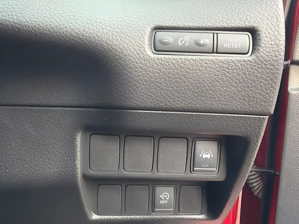 Used 2019 Nissan Qashqai Tekna Red - Interior and Exterior details 17