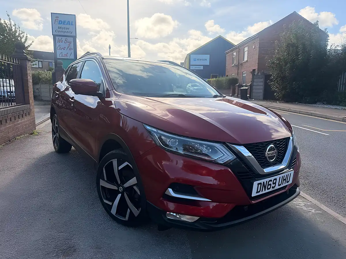 Used 2019 Nissan Qashqai Tekna Red - Front View