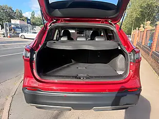 Used 2019 Nissan Qashqai Tekna Red - Interior and Exterior details 10