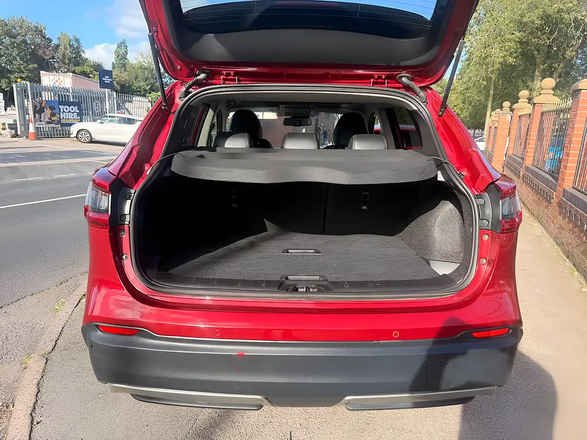 Used 2019 Nissan Qashqai Tekna Red - Interior and Exterior details 10