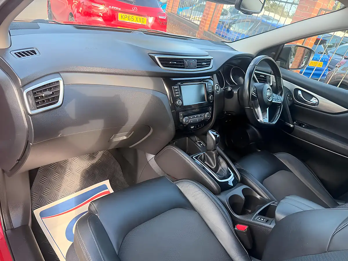 Used 2019 Nissan Qashqai Tekna Red - Interior and Exterior details 11