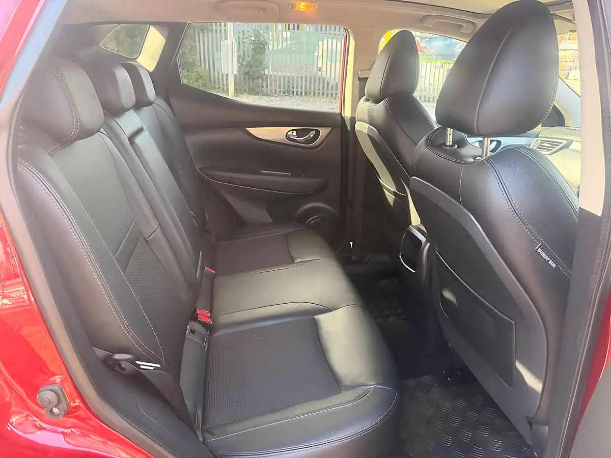 Used 2019 Nissan Qashqai Tekna Red - Interior and Exterior details 14