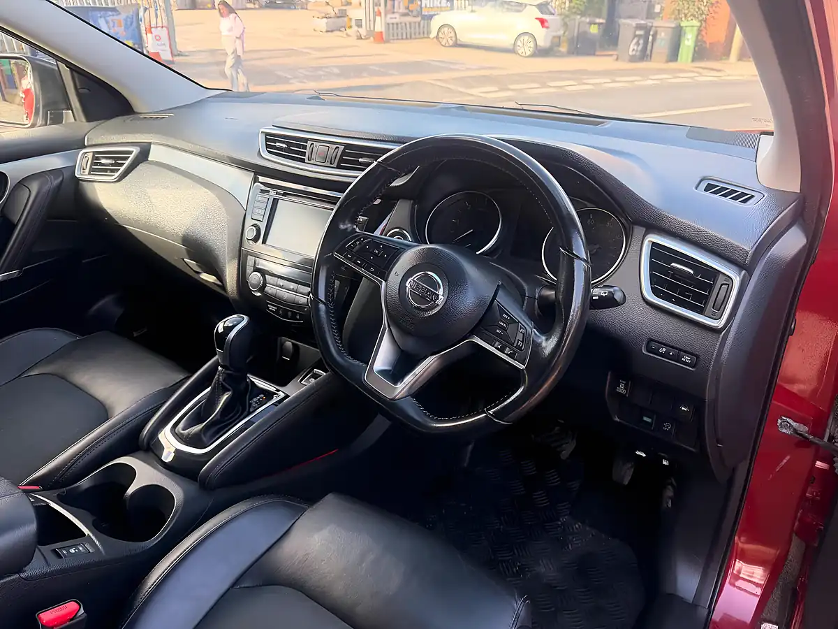 Used 2019 Nissan Qashqai Tekna Red - Interior and Exterior details 16