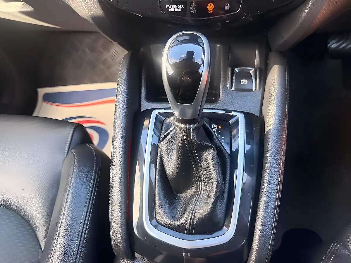 Used 2019 Nissan Qashqai Tekna Red - Interior and Exterior details 18
