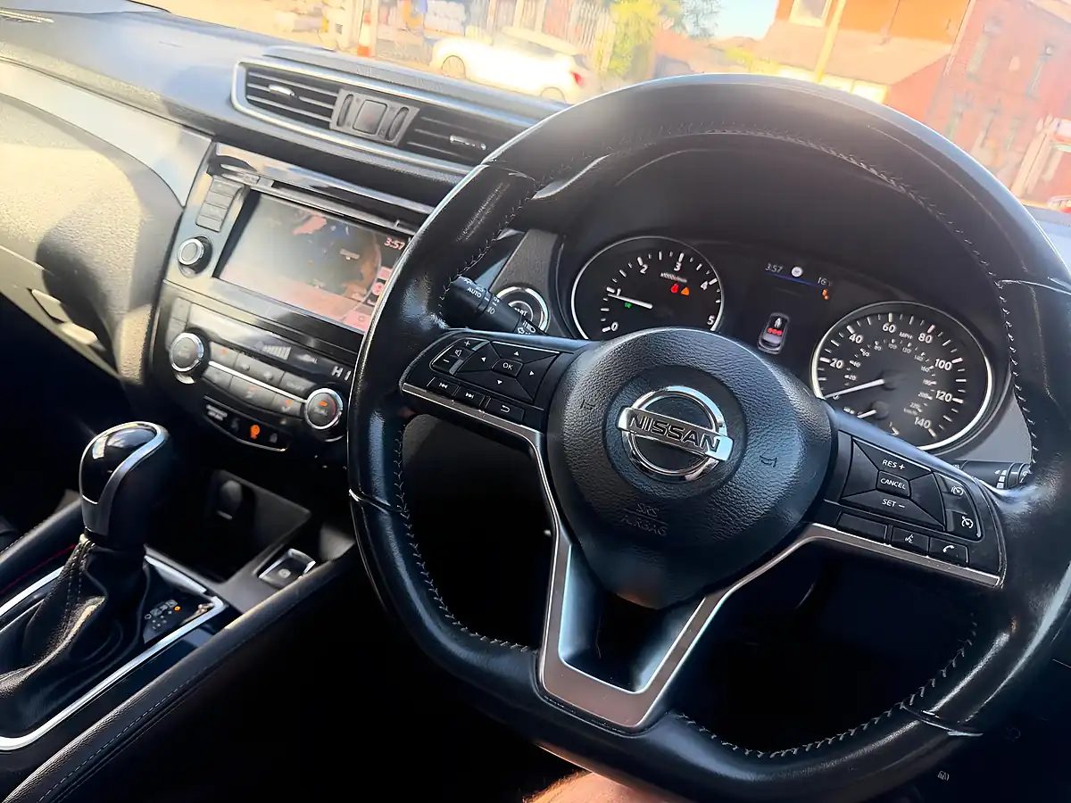 Used 2019 Nissan Qashqai Tekna Red - Interior and Exterior details 19