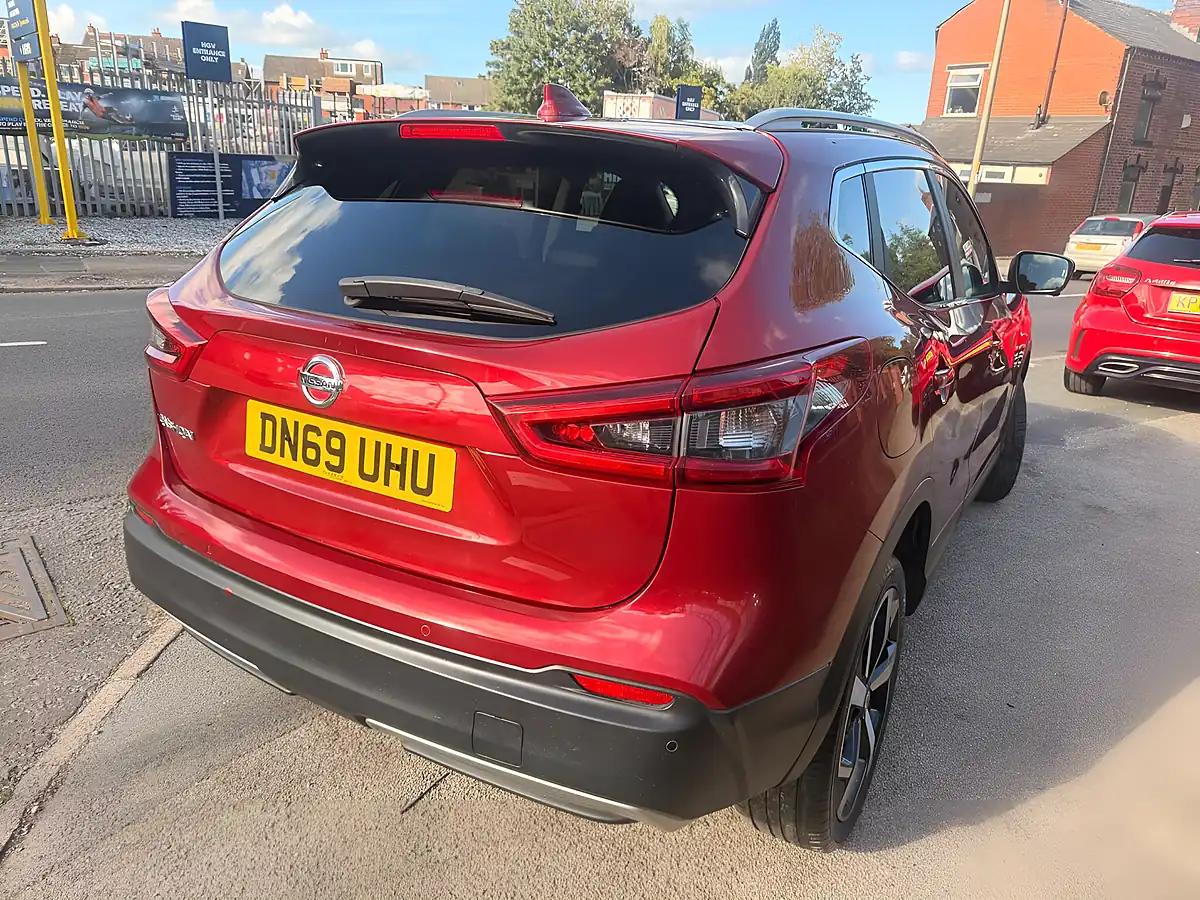 Used 2019 Nissan Qashqai Tekna Red - Interior and Exterior details 3