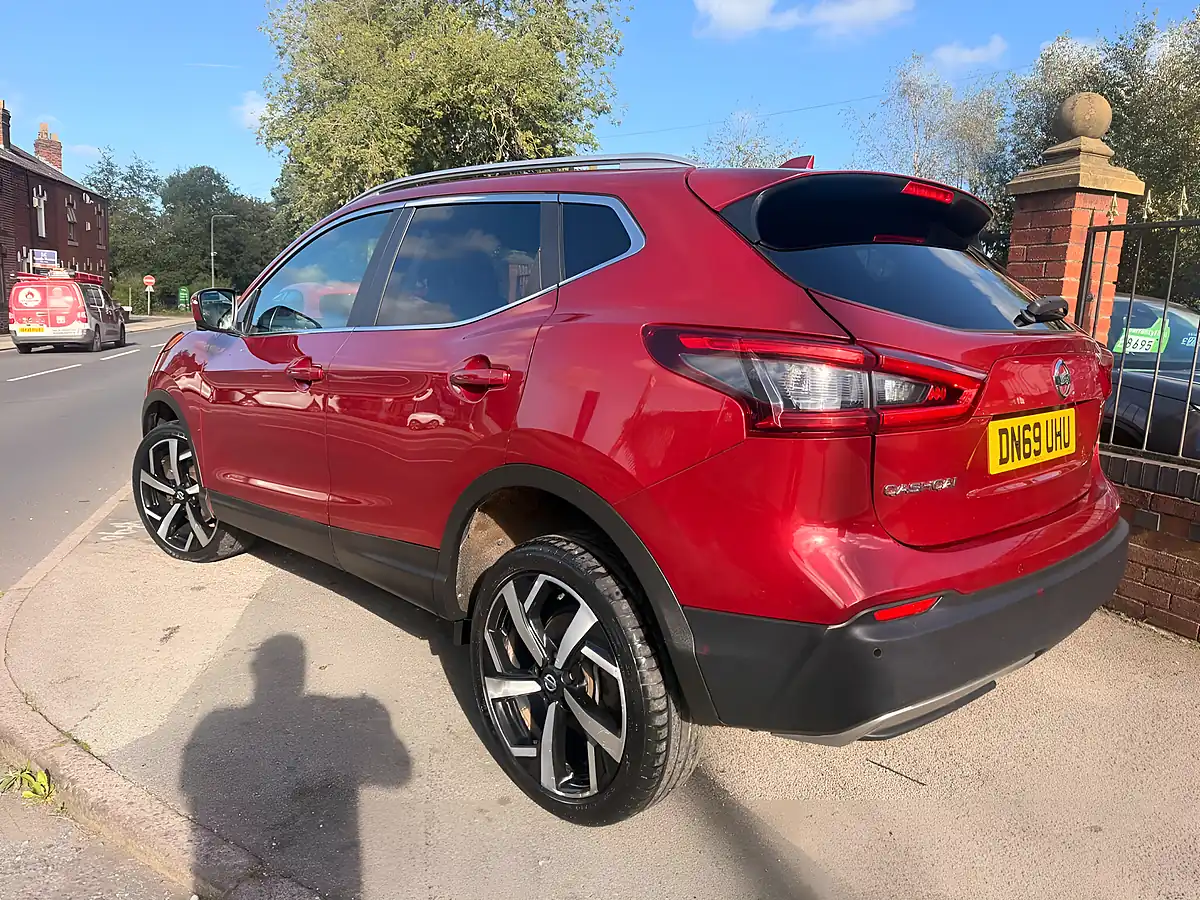 Used 2019 Nissan Qashqai Tekna Red - Interior and Exterior details 4