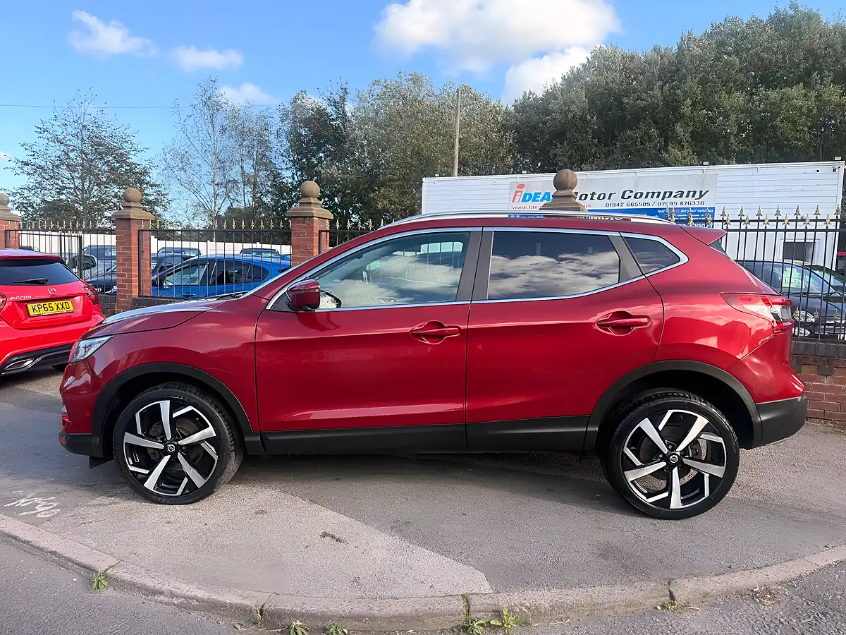 Used 2019 Nissan Qashqai Tekna Red - Interior and Exterior details 7