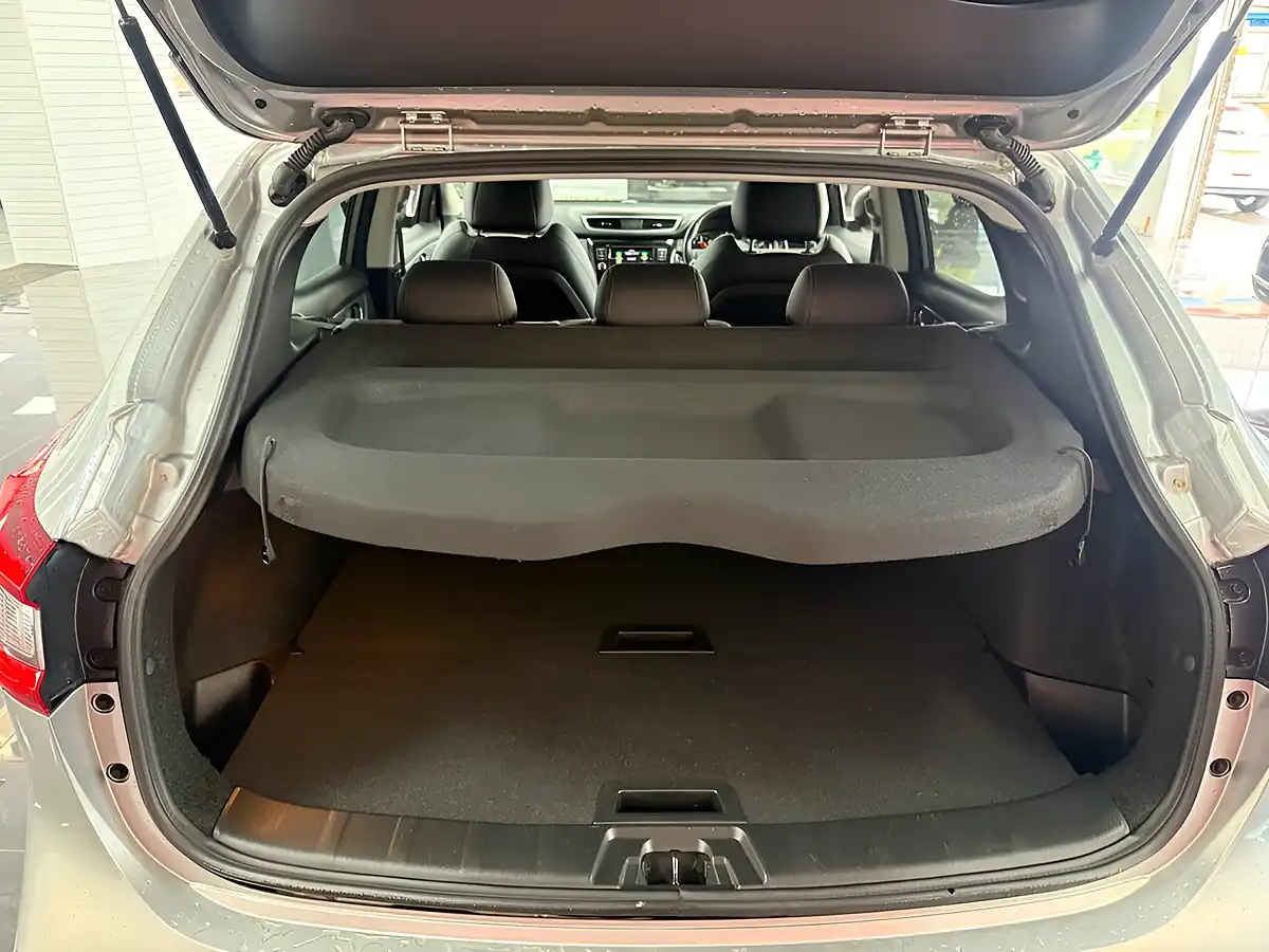 Used 2019 Nissan Qashqai Tekna Silver - Interior and Exterior details 11