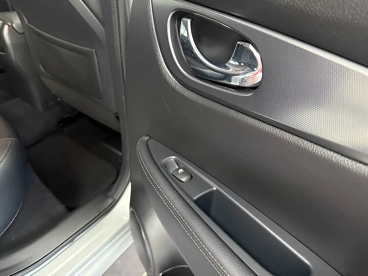 Used 2019 Nissan Qashqai Tekna Silver - Interior and Exterior details 6