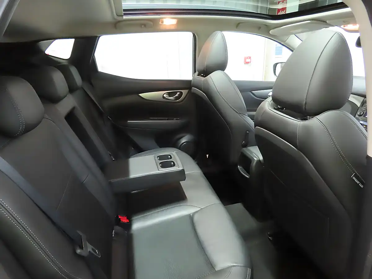 Used 2019 Nissan Qashqai Tekna Silver - Interior and Exterior details 11