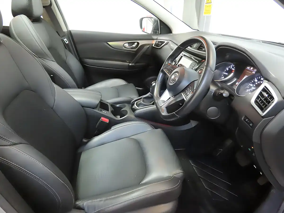 Used 2019 Nissan Qashqai Tekna Silver - Interior and Exterior details 8