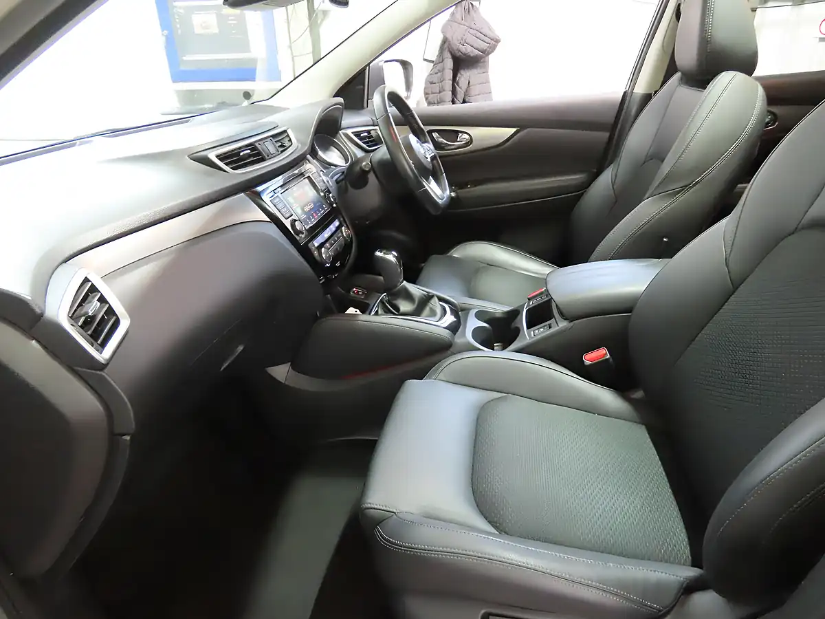 Used 2019 Nissan Qashqai Tekna Silver - Interior and Exterior details 9